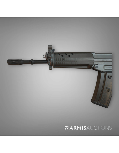 Fusil d'assaut semi-automatique SIG 553-1 LB