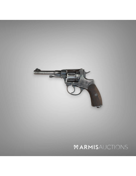 Revolver d'ordonnance russe Nagant 1895 fabriqué en 1944 par l'arsenal de Tula